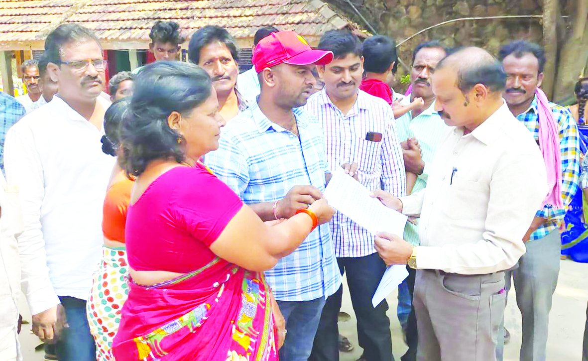 మౌలిక సదుపాయాల కోసం ధర్నా