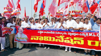 అనంతపురంలో నామినేషన్‌ వేసేందుకు ర్యాలీగా వెళుతున్న పిడిఎఫ్‌ ఎమ్మెల్సీ అభ్యర్థులు