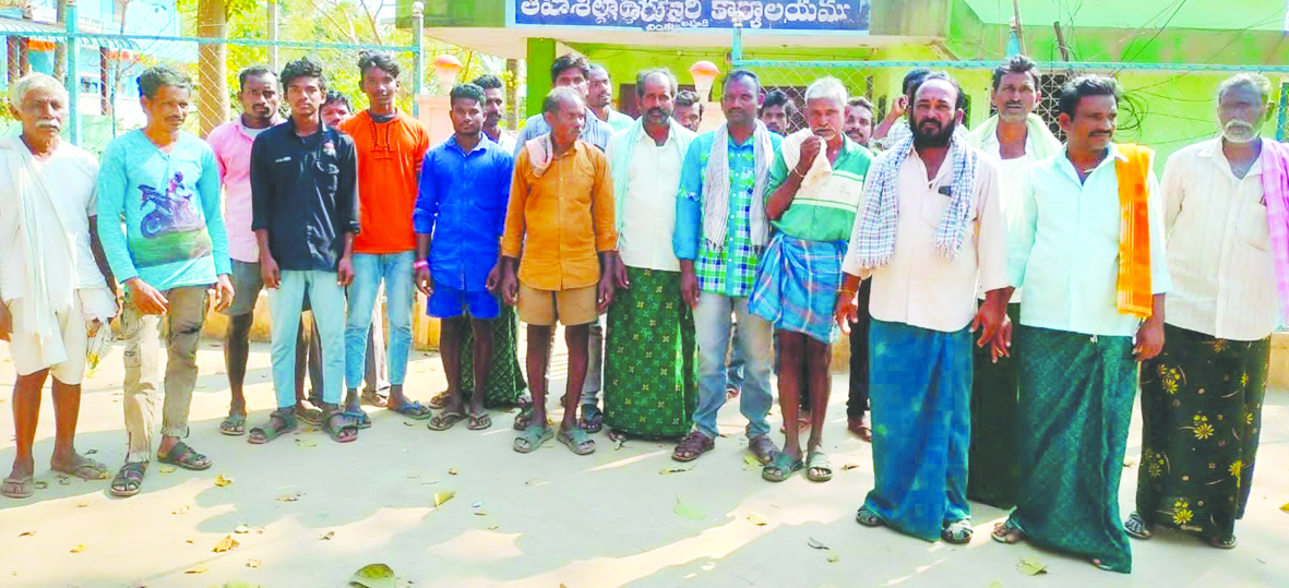 రోడ్డు నిర్మించాలని ధర్నా