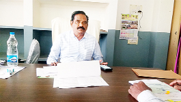 జిల్లా పంచాయతీరాజ్‌ ఇంజినీరింగ్‌ అధికారి వి . సురేష్‌ కుమార్‌