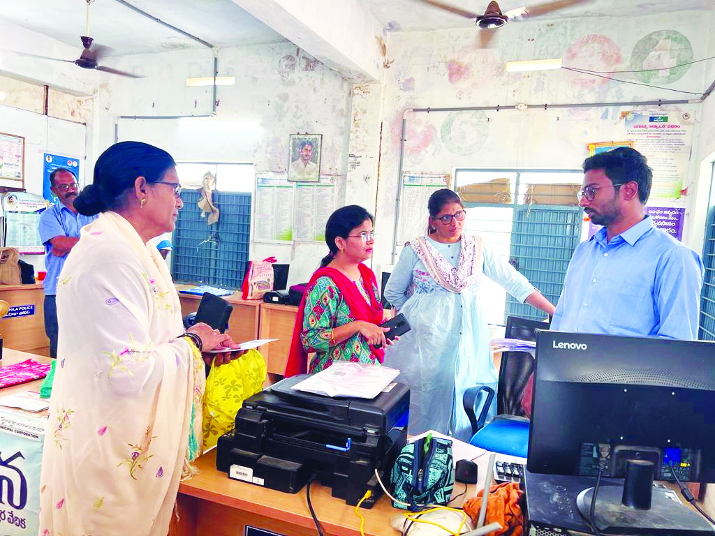 సచివాలయాలను తనిఖీ చేసిన జెసి