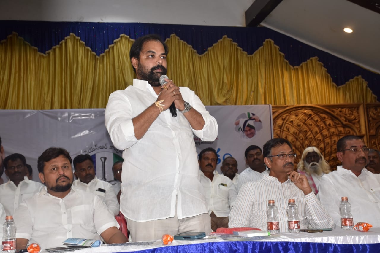 సమావేశంలో మాట్లాడుతున్న ఎమ్మెల్యే గంగుల