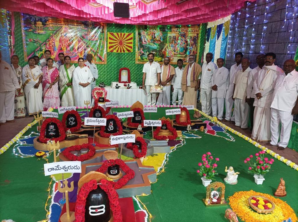 శివాలయంలో జ్యోతిర్లింగాలు ఏర్పాటు చేసిన దృశ్యం