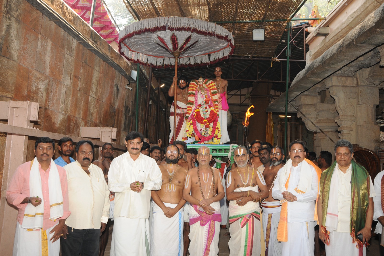 హంస వాహనంపై విహరిస్తున్న జ్వాల నరసింహ స్వామి 