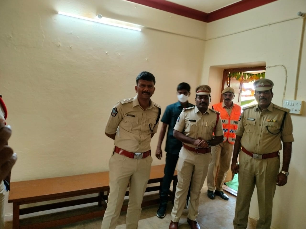 - పోలీస్‌ అవుట్‌ పోస్టును పరిశీలిస్తున్న ఎస్‌పి హర్షవర్ధన్‌రాజు