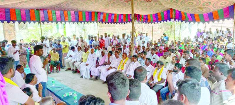 కార్యకర్తలు సమావేశంలో మాట్లాడుతున్న పరిటాల శ్రీరామ్‌