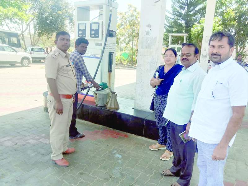   పెట్రోల్‌ బంకులను పరిశీలిస్తున్న అధికారులు