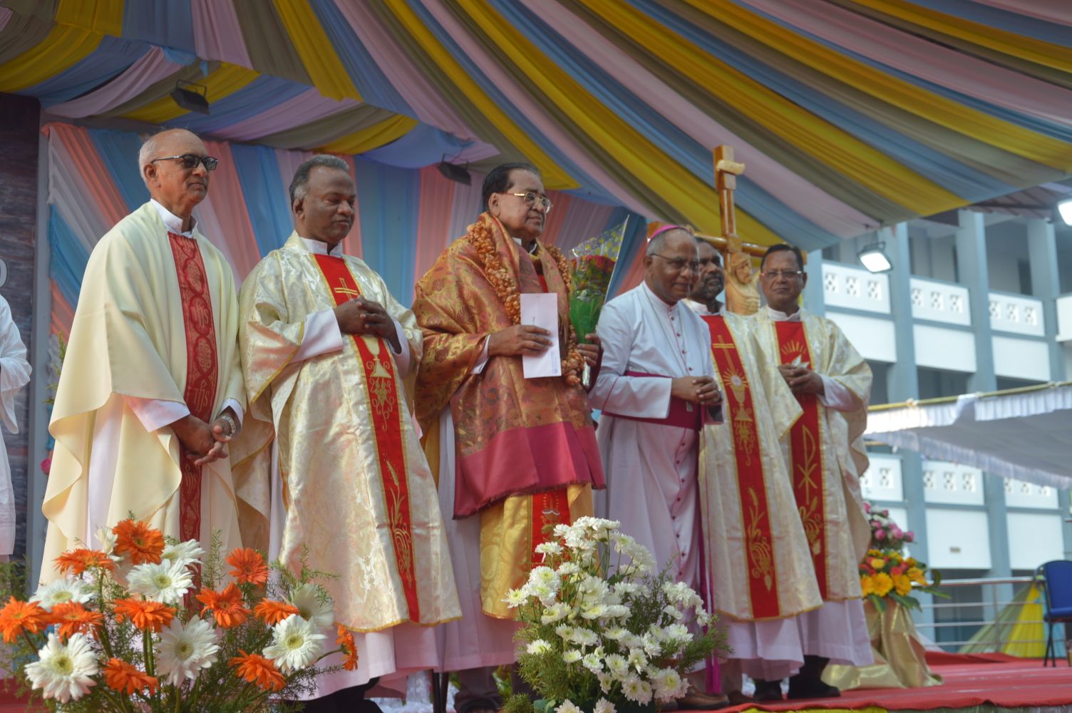 వైభవంగా గుణదల మాత ఊరేగింపు