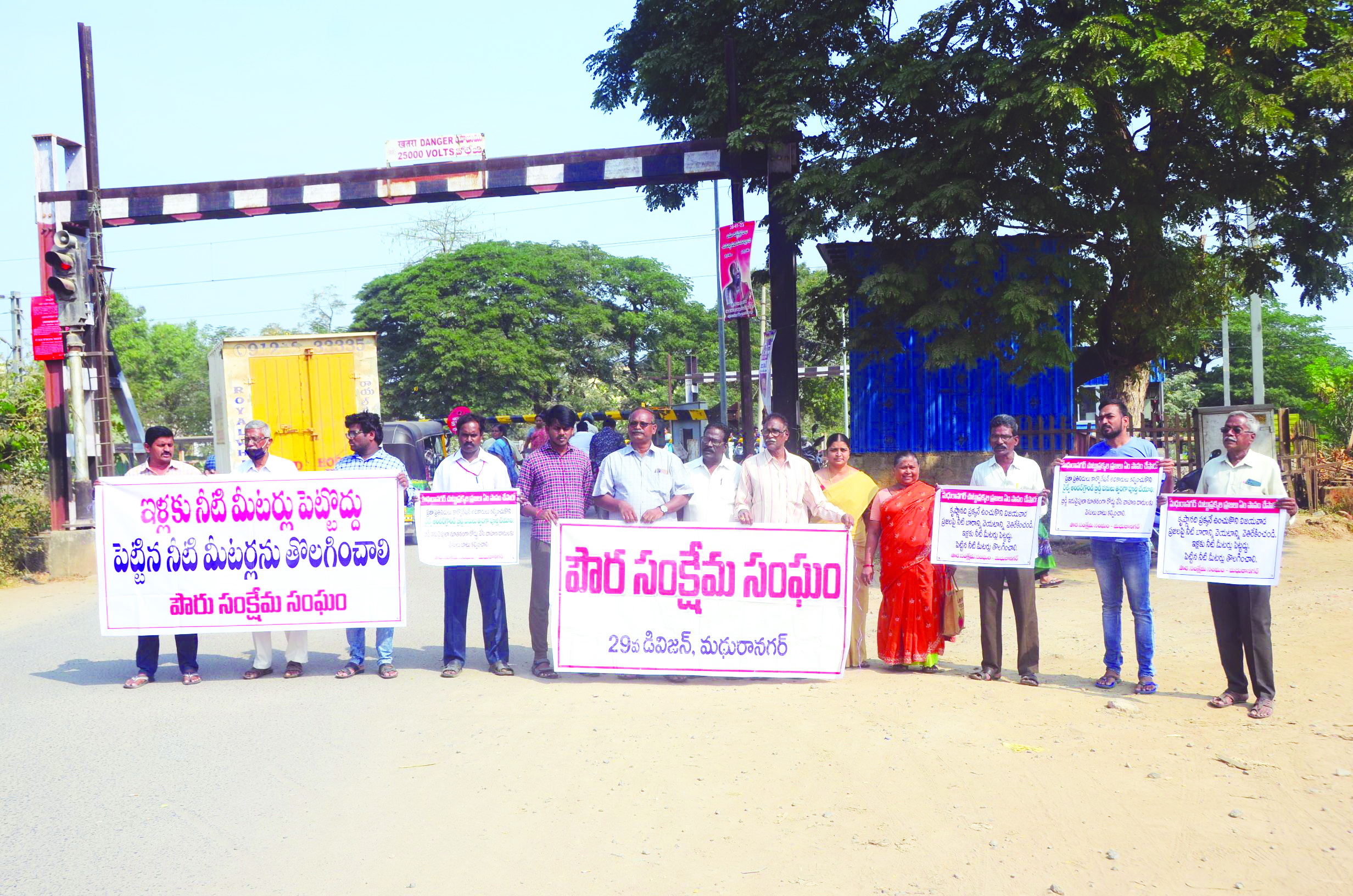 అండర్‌ గ్రౌండ్‌ బ్రిడ్జి పనులు పూర్తి చేయాలి