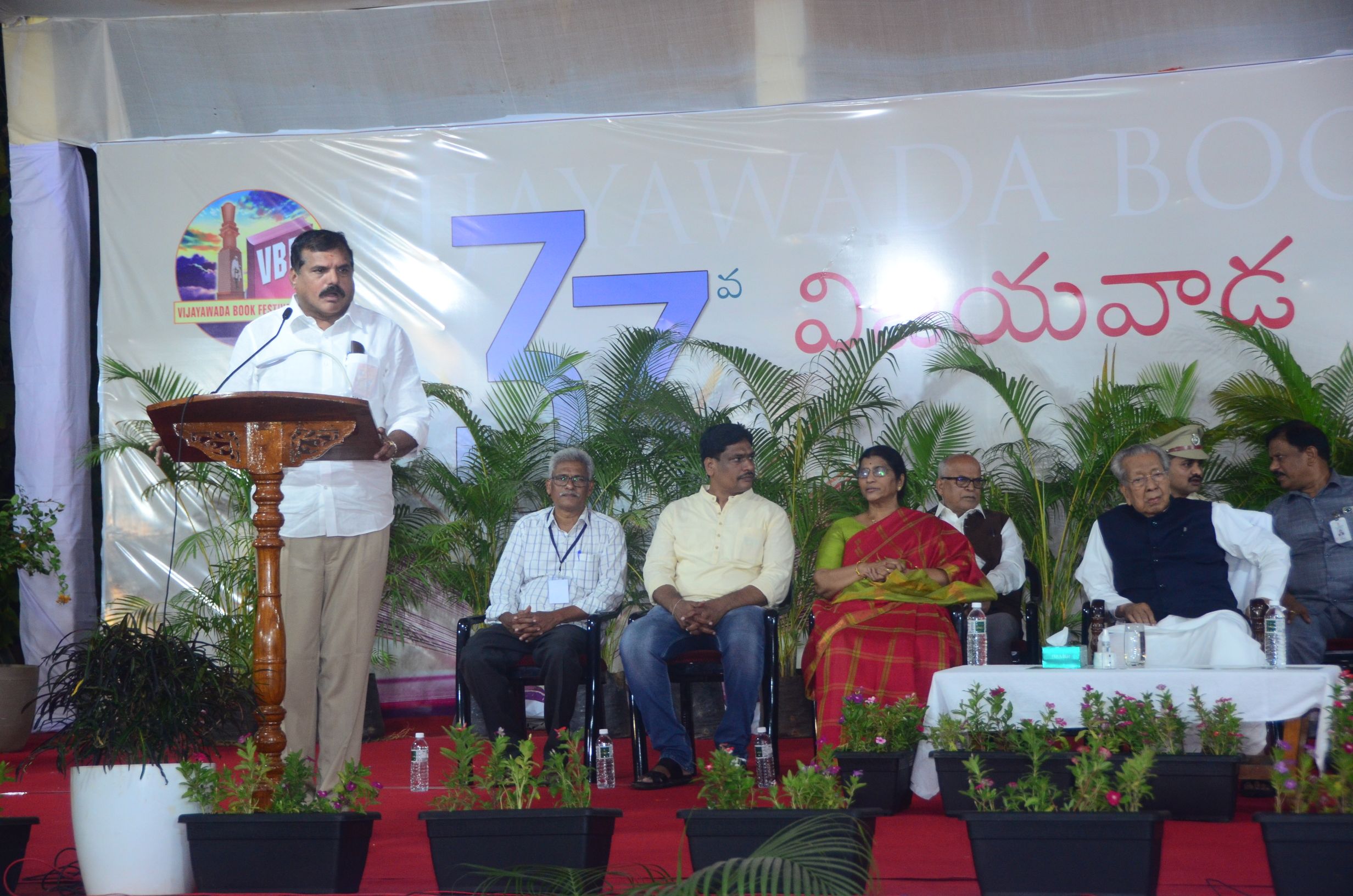 ప్రజాశక్తి - ఎడ్యుకేషన్‌ (విజయవాడ)   విజయవాడ బుక్‌ ఫెస్టివల్‌ సొసైటీ ఆధ్వర్యంలో నగరంలోని ప్రభుత్వ పాలిటెక్నిక్‌ కళాశాల ప్రాంగణంలో గురువారం పుస్తక మహోత్సవ్‌ ప్రారంభమైంది. పుస్తక ప్రియులు ఎప్పుడు పుస్తక ప్రదర్శన ప్రారంభమవుతుందా అని ఎదురుచూశారు. ప్రతి ఏడాది జనవరిలో జరిగే ఈ పుస్తక