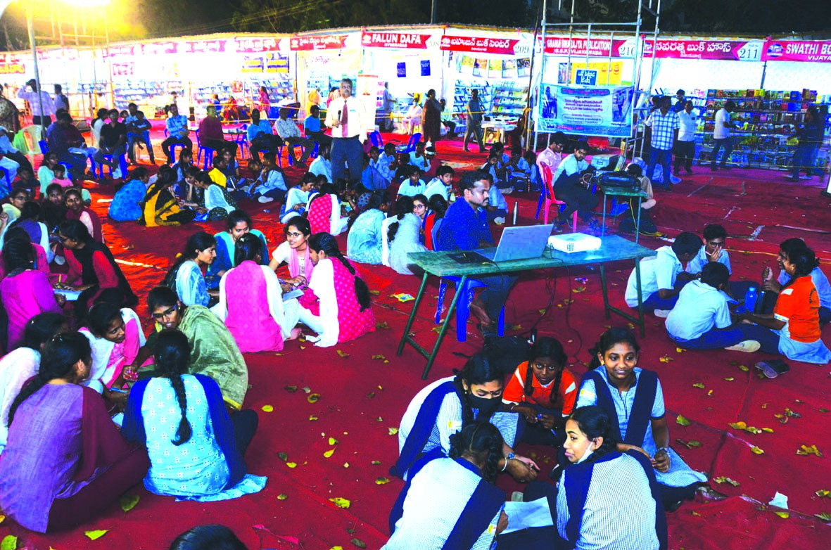 పుస్తక మహోత్సవ్‌లో విద్యార్థుల సందడి