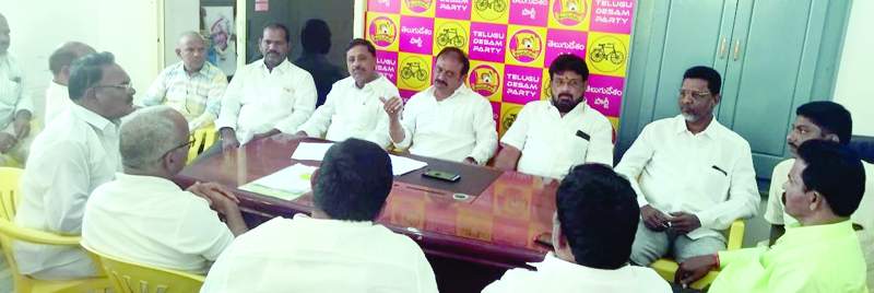   క్లస్టర్‌ ఇన్‌ఛార్జితో మాట్లాడుతున్న నియోజకవర్గ పరిశీలకులు వైకుంఠం మల్లికార్జున