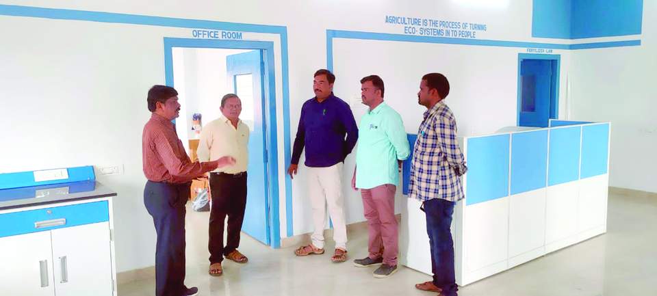    అగ్రి టెస్ట్‌ ల్యాబ్‌ను పరిశీలిస్తున్న అగ్రికల్చర్‌ డిప్యూటీ డైరెక్టర్‌ మల్లికార్జున