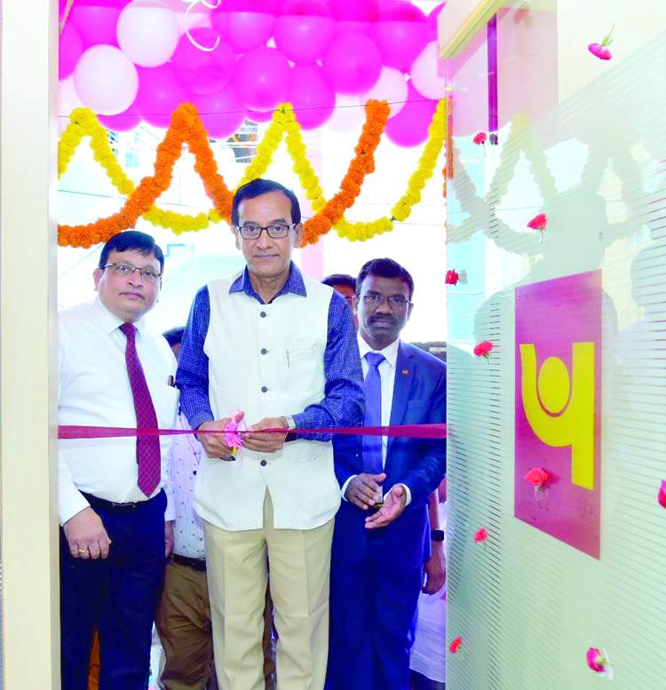    పంజాబ్‌ నేషనల్‌ బ్యాంకును ప్రారంభిస్తున్న కలెక్టర్‌ బసంత్‌కుమార్‌