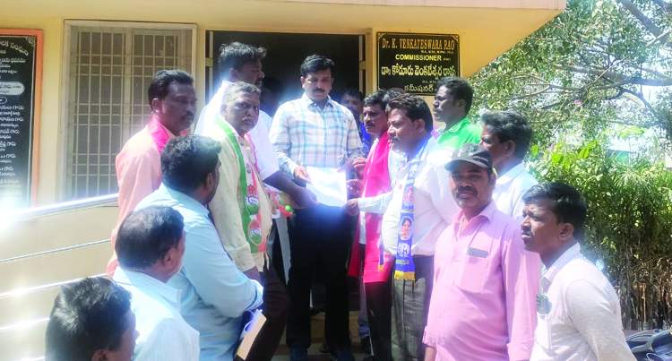   మున్సిపల్‌ కమిషనర్‌కు వినతిపత్రం సమర్పిస్తున్న పూల వ్యాపారులు