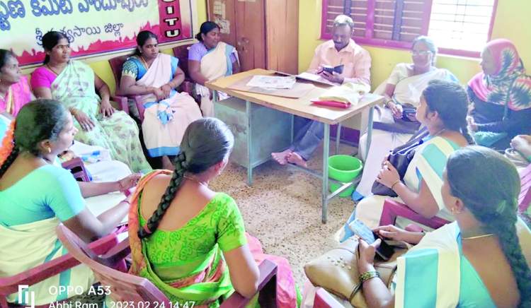    సమావేశంలో మాట్లాడుతున్న పట్టణ కార్యదర్శి నరసింహప్ప