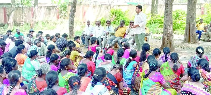    కార్యక్రమంలో మాట్లాడుతున్న మున్సిపల్‌ వర్కర్స్‌ యూనియన్‌ నాయకులు