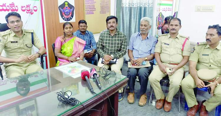   మాట్లాడుతన్న ఇన్‌ఛార్జి డీఎస్పీ యశ్వంత్‌