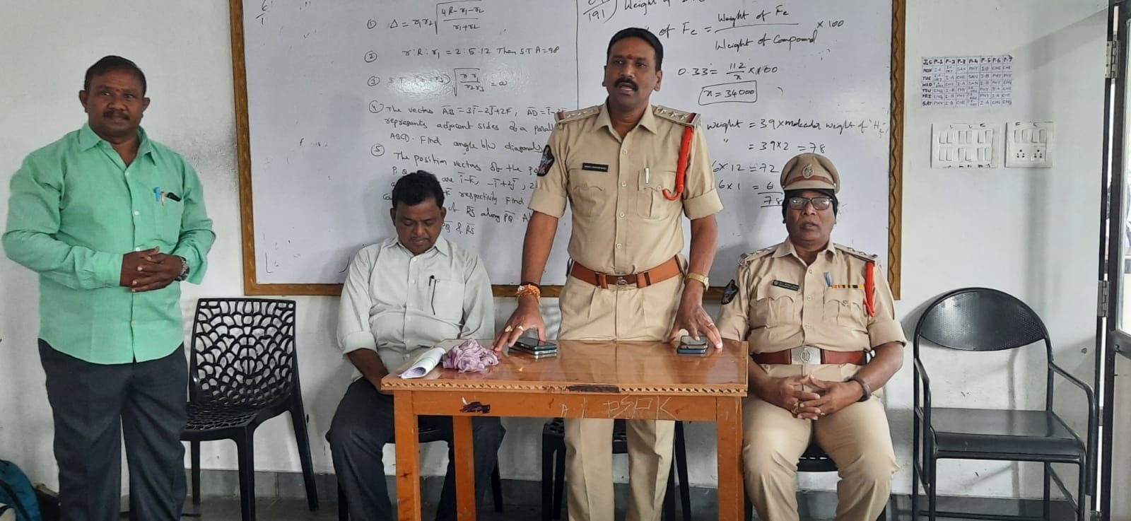 మత్తు పదార్థాలతో జీవితం నాశనం : సిఐ