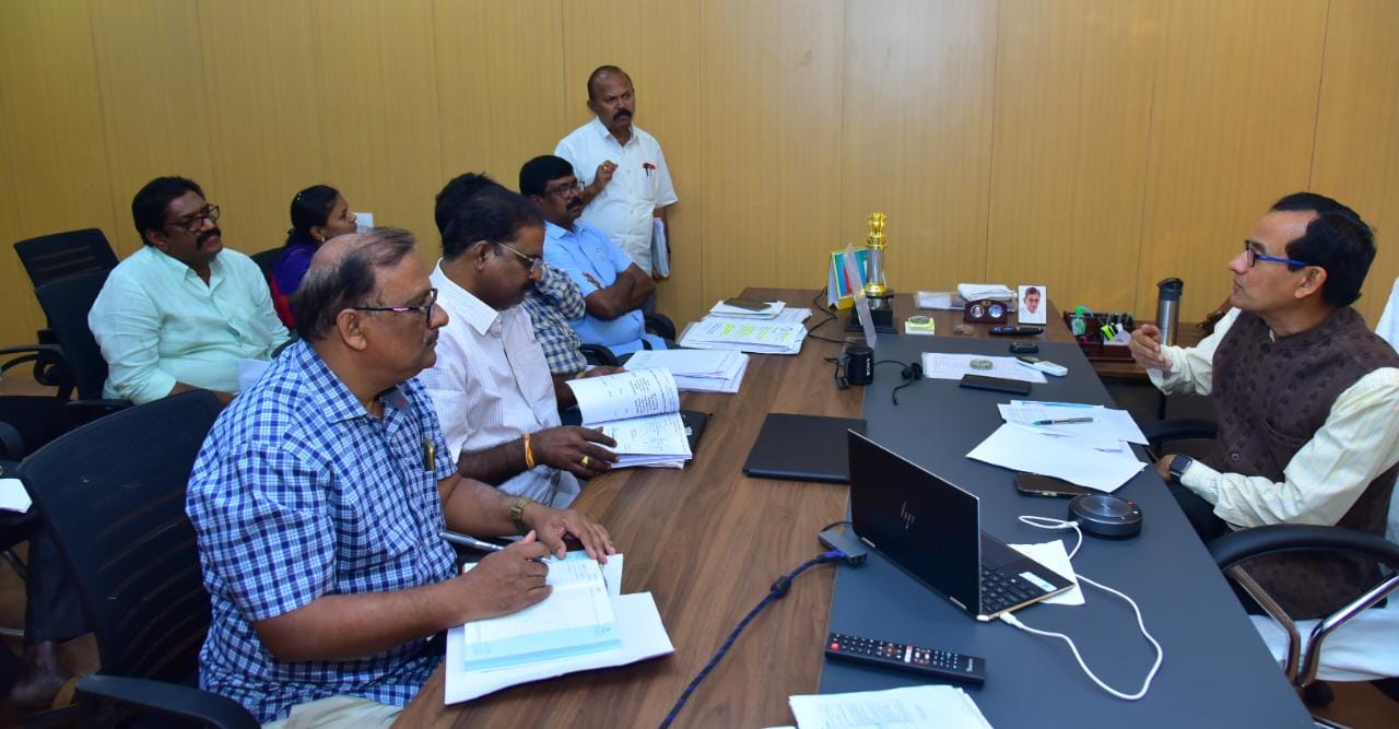 అర్జీల పరిష్కారంలో నిర్లక్ష్యం వద్దు : కలెక్టర్‌