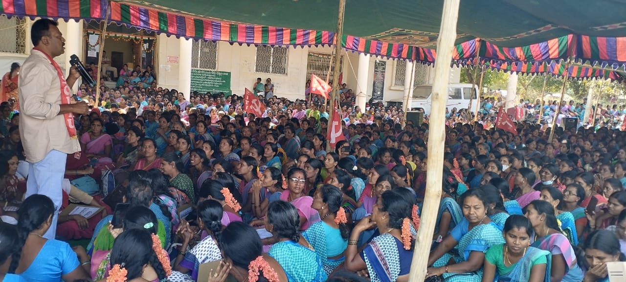 పుట్టపర్తిలో కదంతొక్కిన అంగన్‌వాడీలు