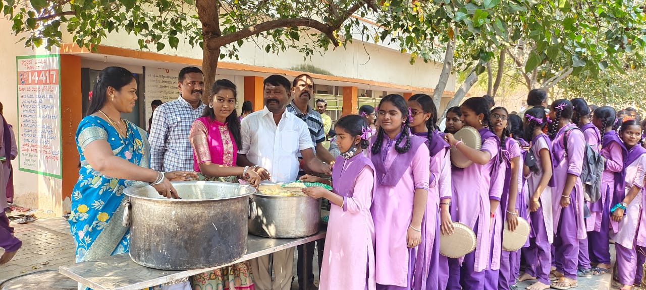 పాఠశాలలో అన్నదానం