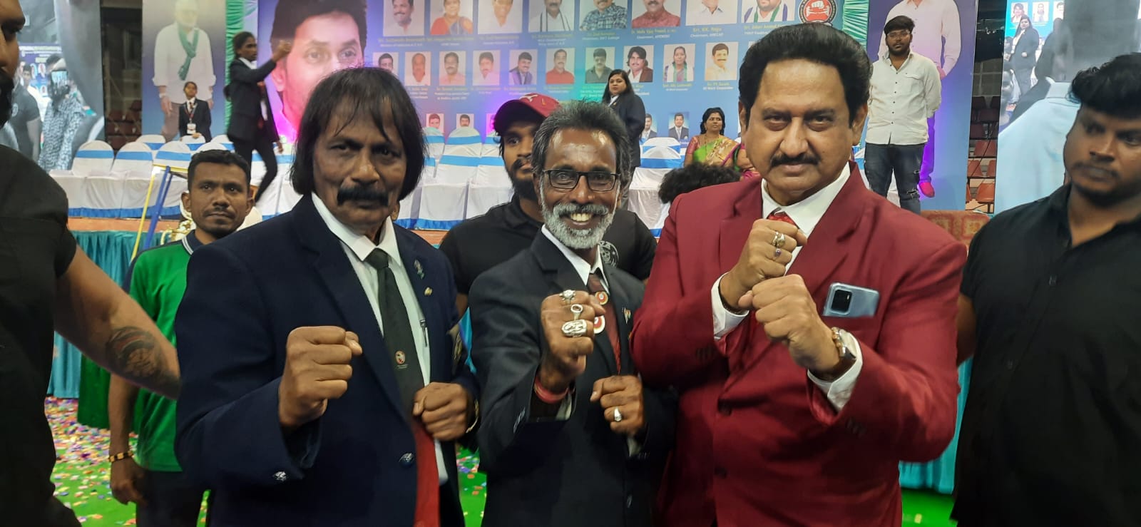 ఎఆర్‌.సురేష్‌ ను సన్మానిస్తున్న సినీ నటుడు సుమన్‌, అనంతన్‌