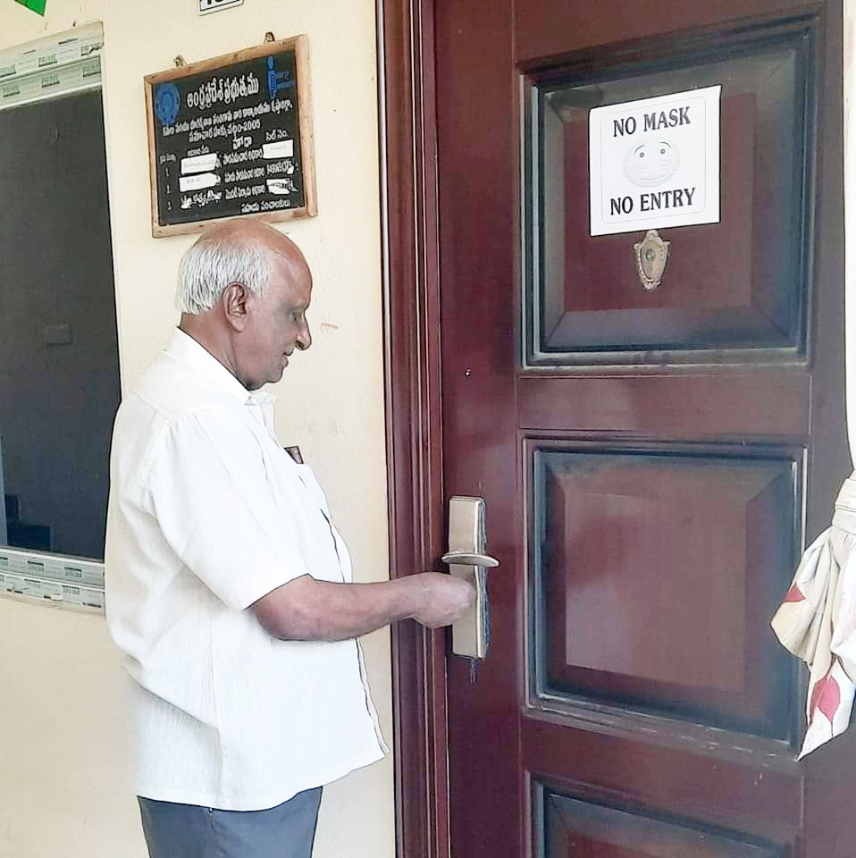 అద్దె చెల్లించకపోవడంతోమైనింగ్‌ కార్యాలయానికి తాళం 