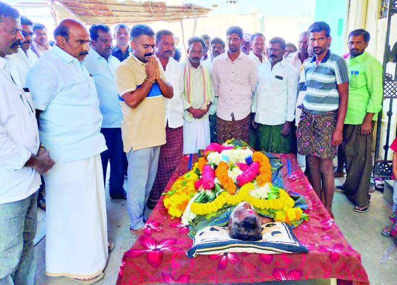    రాజగోపాల్‌రెడ్డికి నివాళులర్పిస్తున్న ఎమ్మెల్యే కేతిరెడ్డి