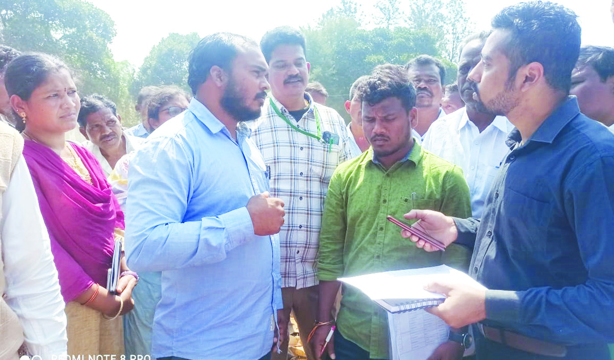 వారపుసంతను సబ్‌ కలెక్టర్‌ ఆకస్మిక తనిఖీ