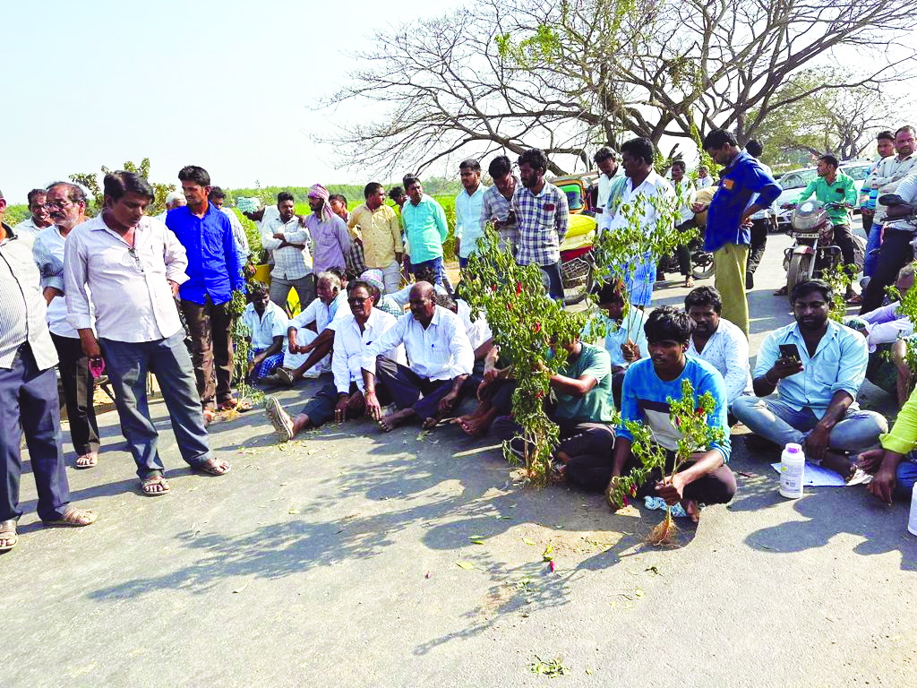 నీటి కోసం రోడ్డెక్కిన రైతులు