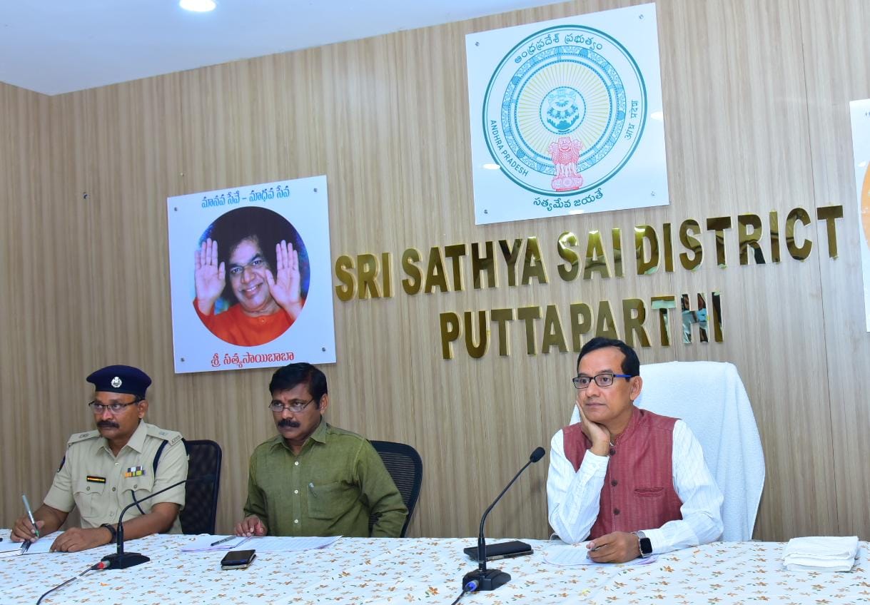 ఉద్యోగుల ముఖహాజరు తప్పనిసరి : కలెక్టర్‌