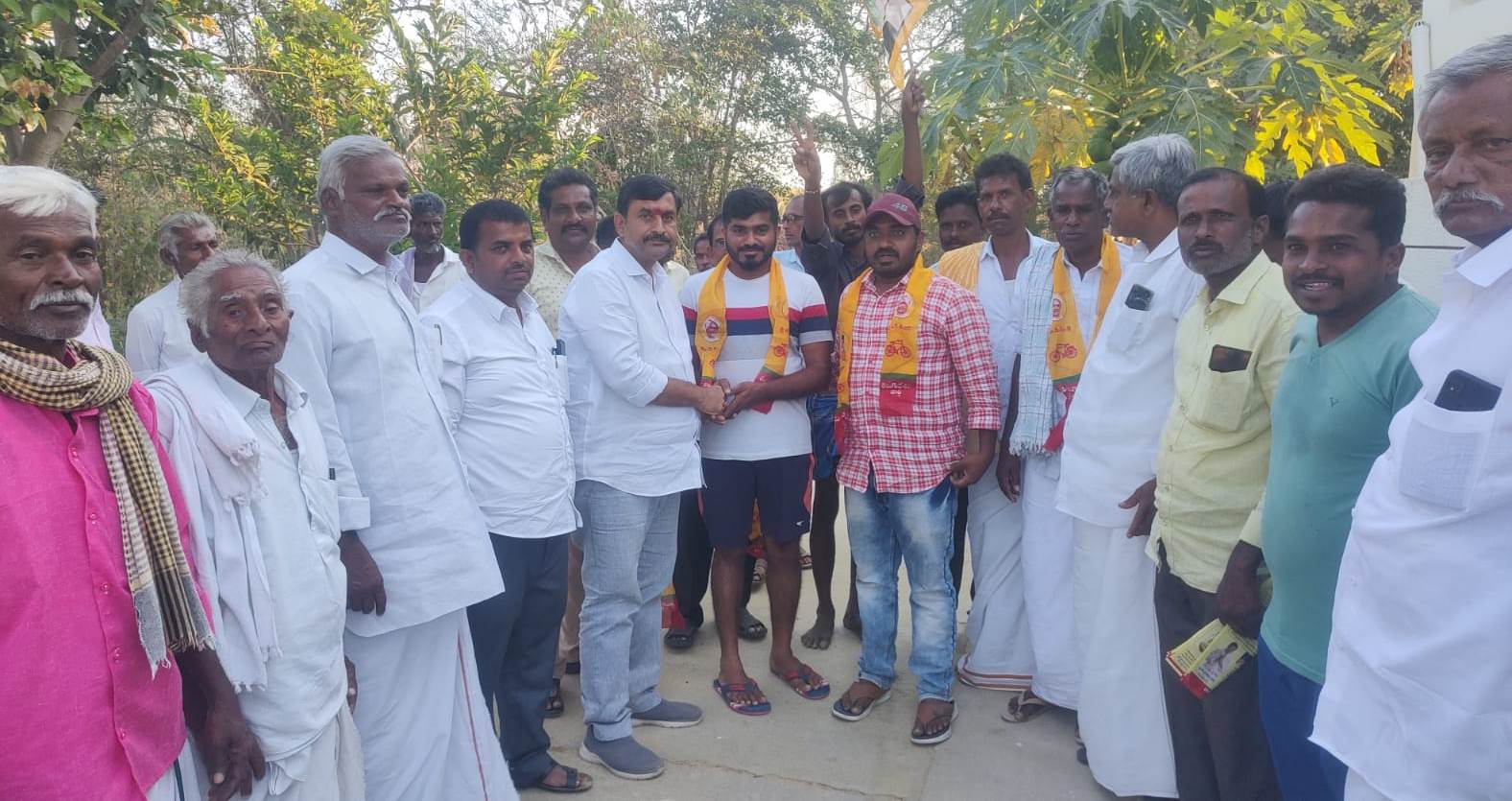 వైసిపి కార్యకర్తలను టిడిపిలోకి ఆహ్వానిస్తున్న రమేష్‌కుమార్‌రెడ్డి