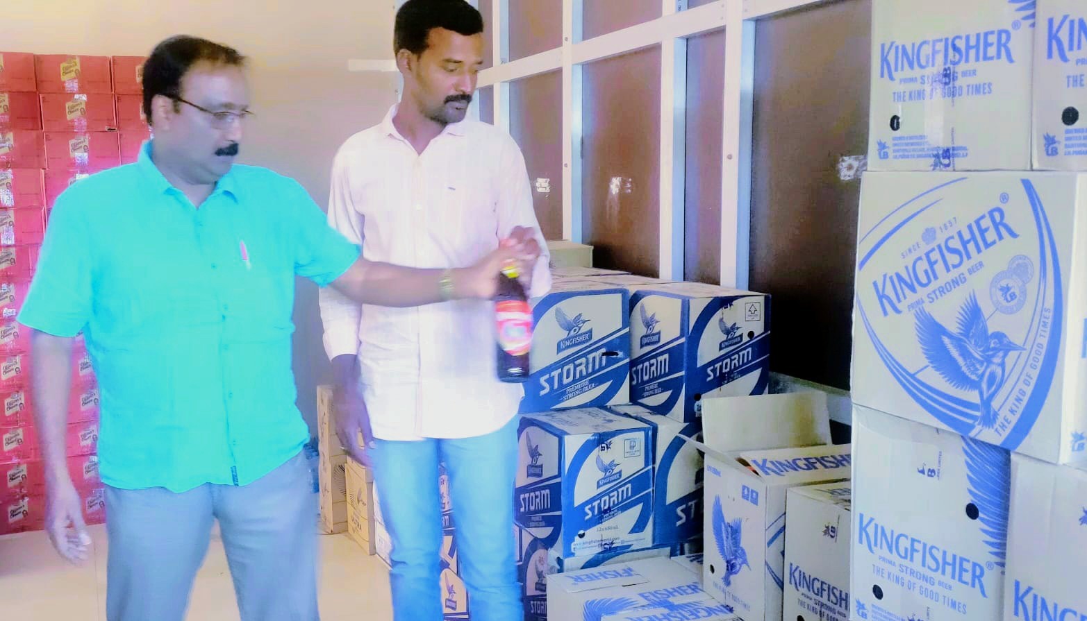 మద్యం దుకాణాన్ని తనిఖీ చేస్తున్న అధికారులు