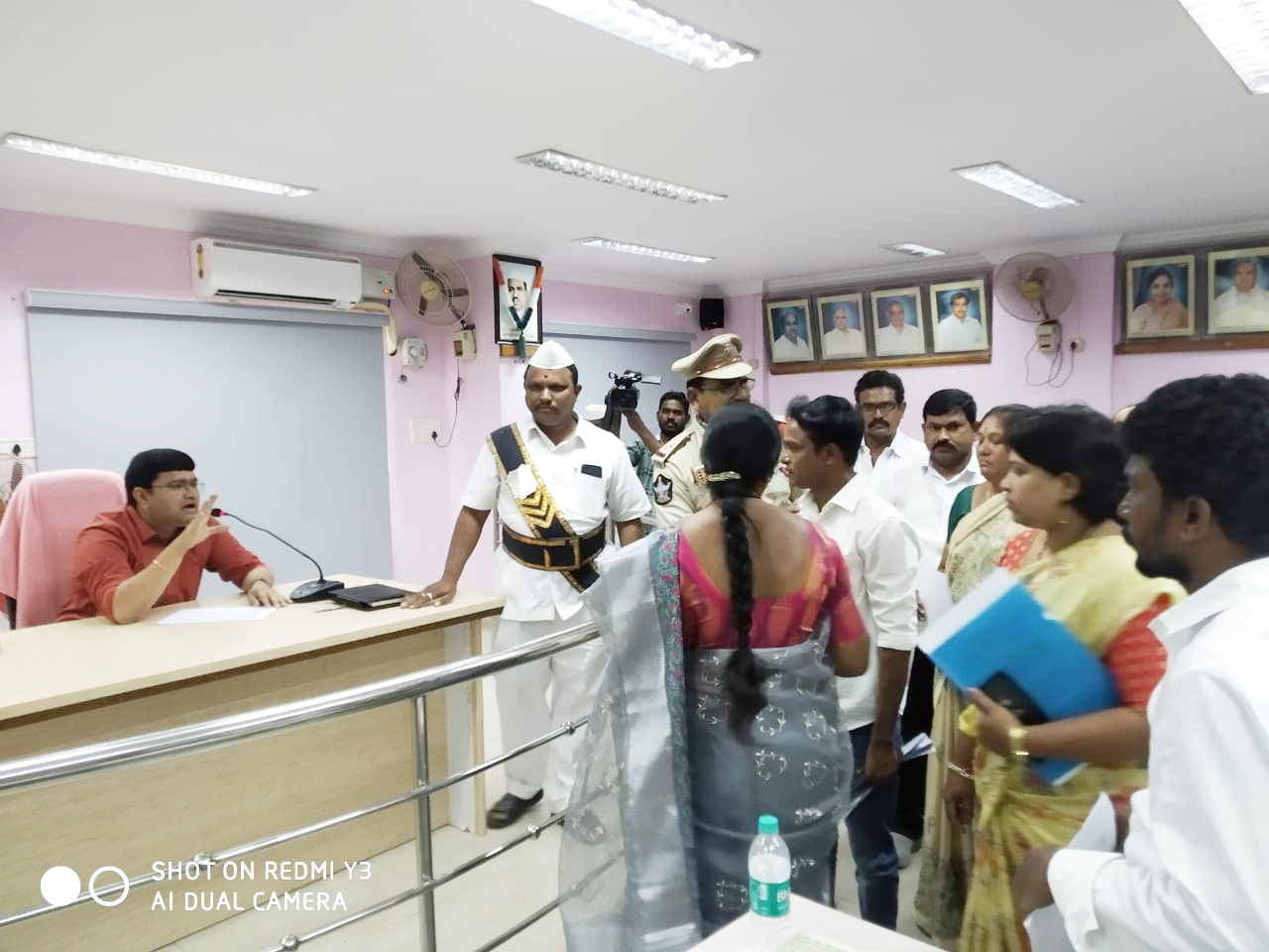 బస్టాండ్‌లో విగ్రహం ఏర్పాటుపై ఆగ్రహం