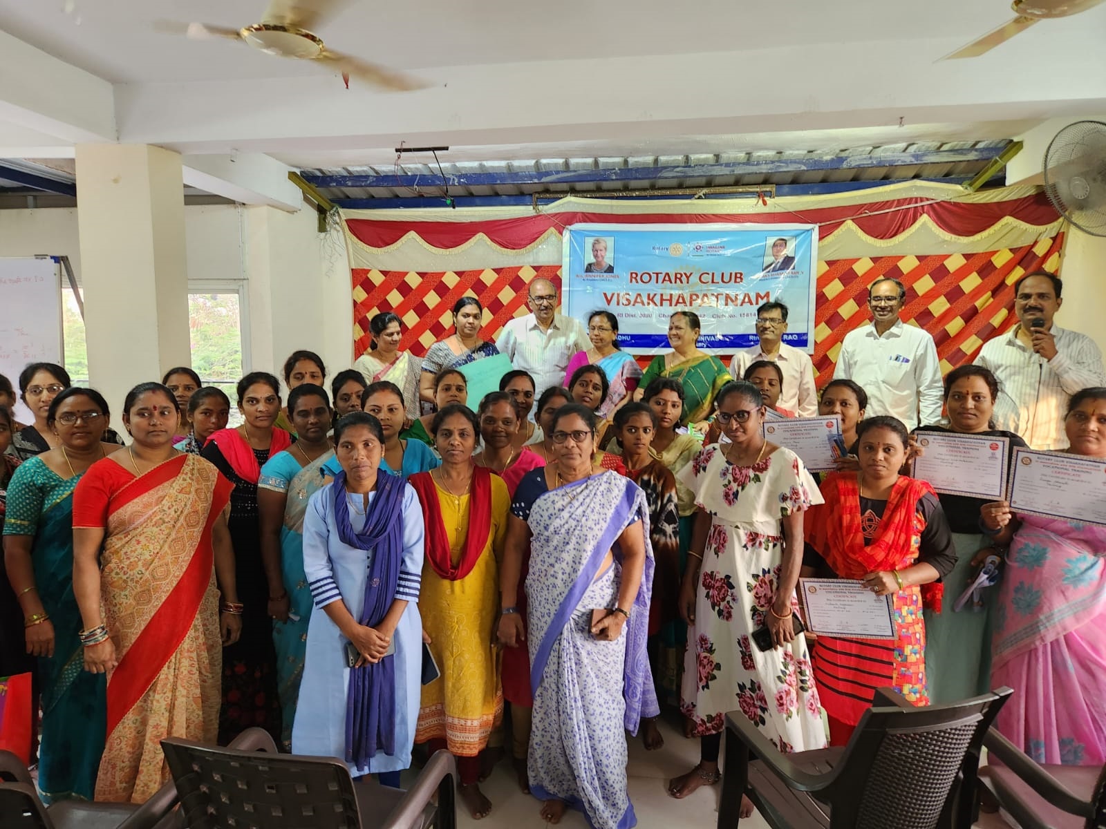 శిక్షణార్థులకు సర్టిఫికెట్ల పంపిణీ