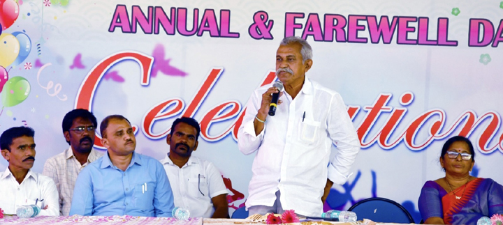 విద్యార్థులు లక్ష్యంతో ముందుకు సాగాలి : మానుగుంట