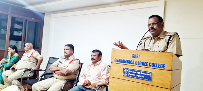- సమావేశంలో మాట్లాడుతున్న డిఎస్‌పి కేశప్ప