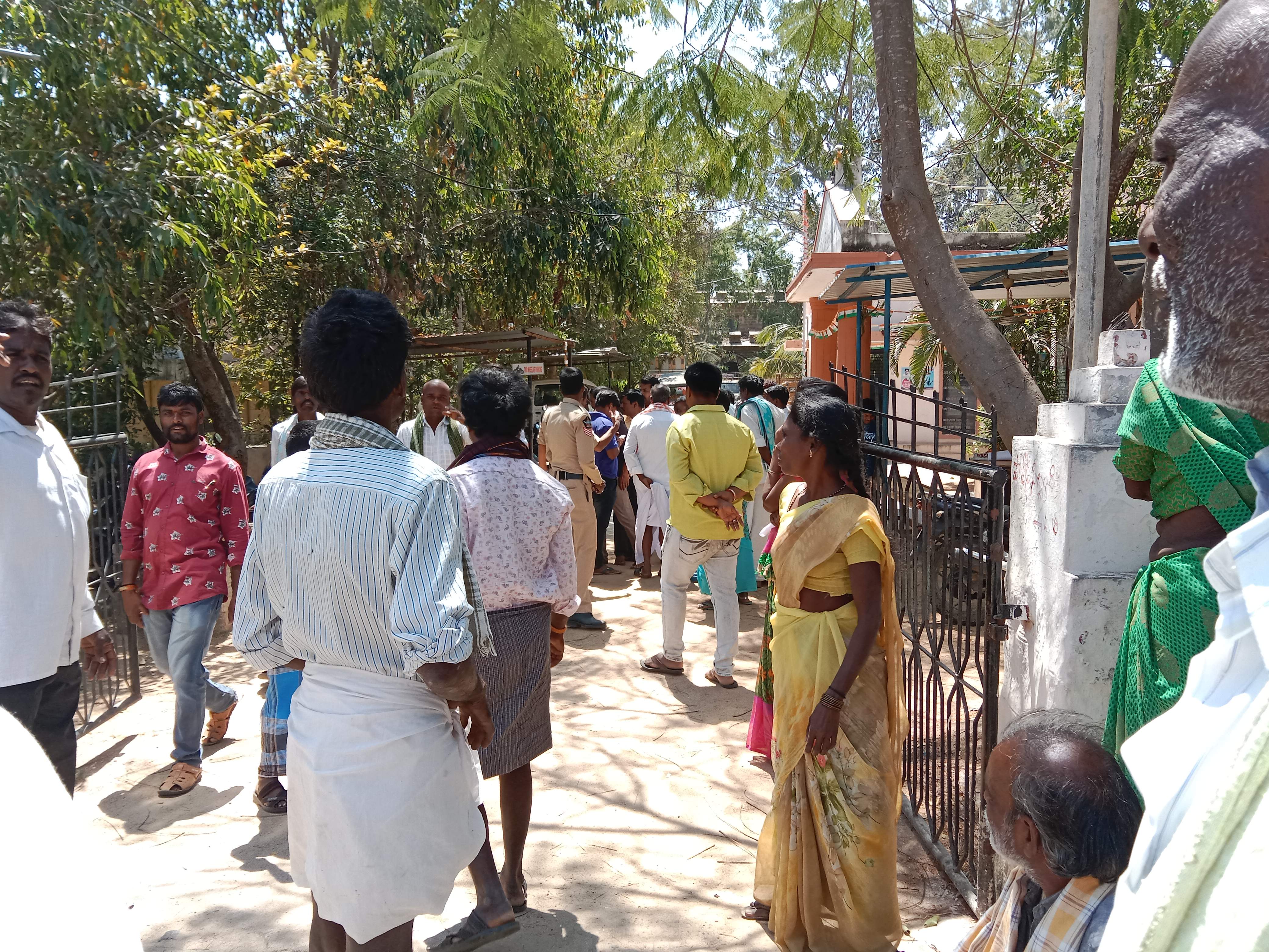    పోలీస్‌స్టేషన్‌ ముందు నిరసన వ్యక్తం చేస్తున్న దృశ్యం