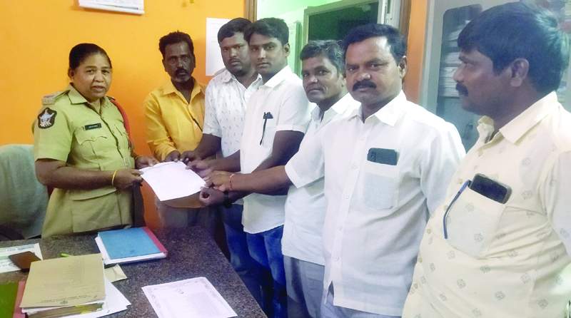పోలీస్‌ స్టేషన్‌ లో ఫిర్యాదు చేస్తున్న దళిత సంఘాల నాయకులు