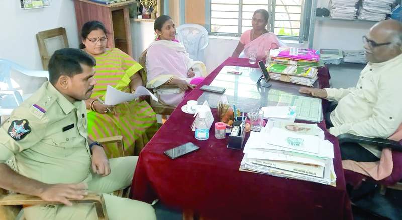   కళాశాలలో విచారణ చేస్తున్న అధికారులు