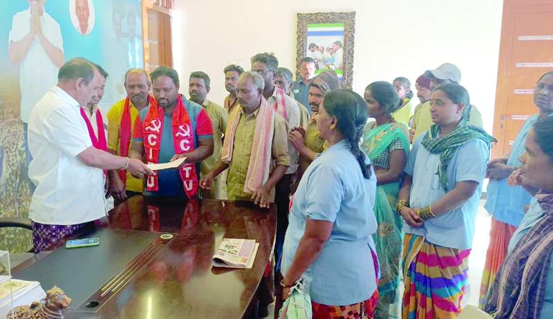  ఎమ్మెల్యే శంకరనారాయణకు వినతిపత్రం సమర్పిస్తున్న సిఐటియు నాయకులు