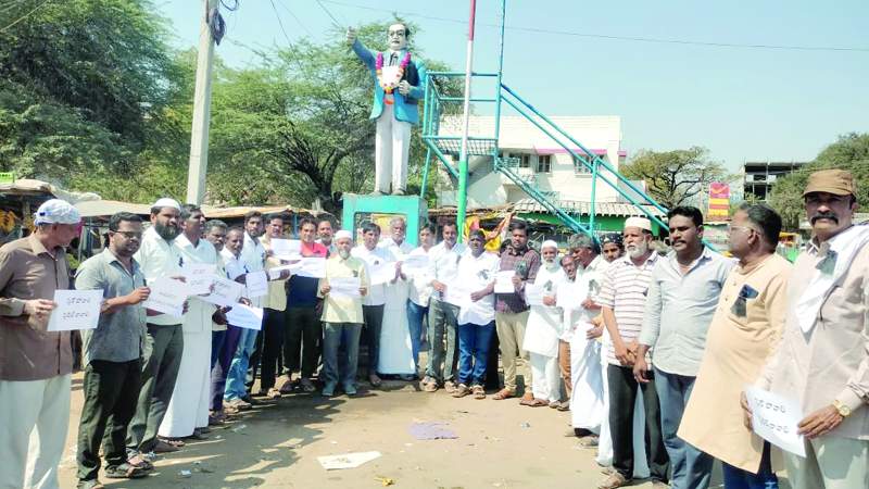  పెనుకొండలో అంబేద్కర్‌ విగ్రహం వద్ద నల్లబ్యాడ్జీలతో నిరసన చేస్తున్న టిడిపి నాయకులు