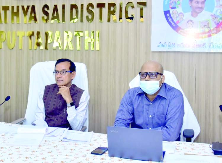   వీడియో కాన్ఫరెన్స్‌లో పాల్గొన్న కలెక్టర్‌ బసంత్‌కుమార్‌, జెసి టిఎస్‌ చేతన్‌