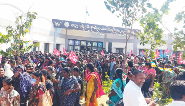 కదంతొక్కిన అంగన్వాడీలు