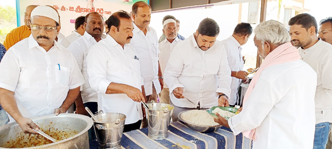 - అర్జీదారులకు అన్నం వడ్డిస్తున్న నాయకులు