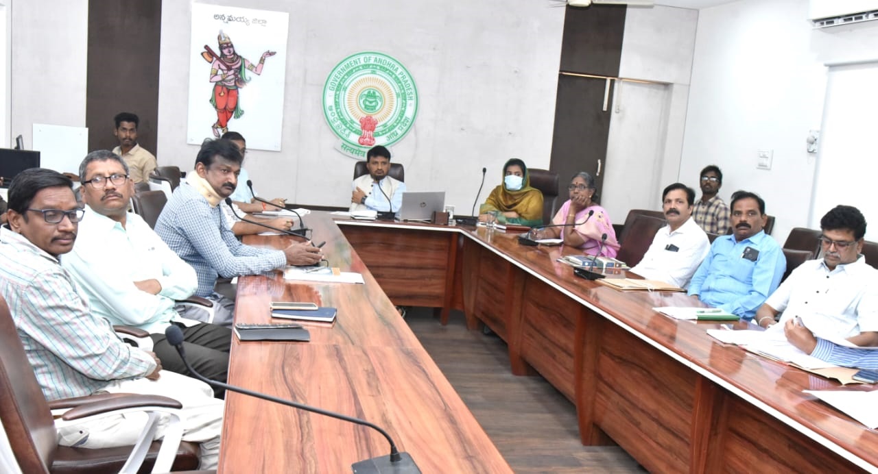 - మాట్లాడుతున్న కలెక్టర్‌ గిరీష