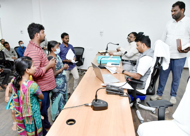 - అర్జీదారులతో మాట్లాడుతున్న కలెక్టర్‌ గిరీష