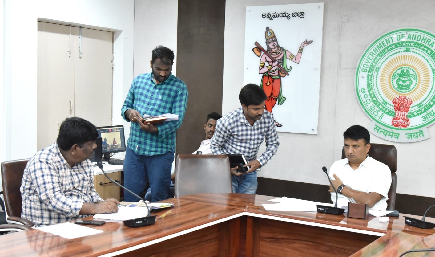 - సమావేశంలో మాట్లాడుతున్న కలెక్టర్‌ గిరీష
