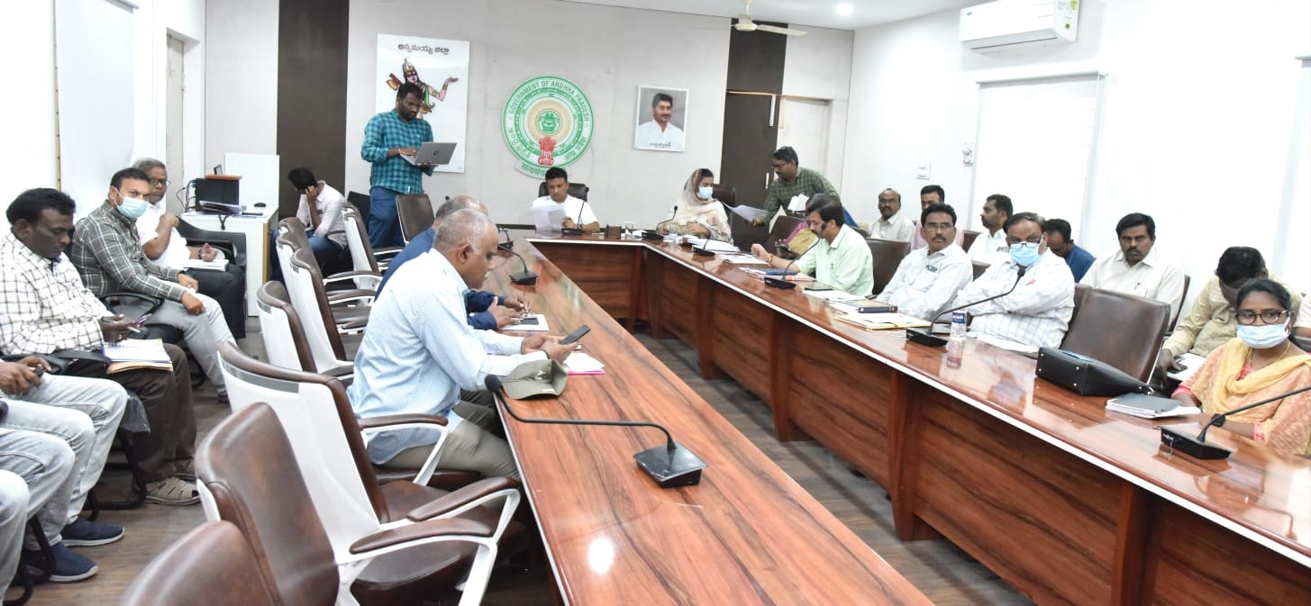 - మాట్లాడుతున్న కలెక్టర్‌ గిరీష
